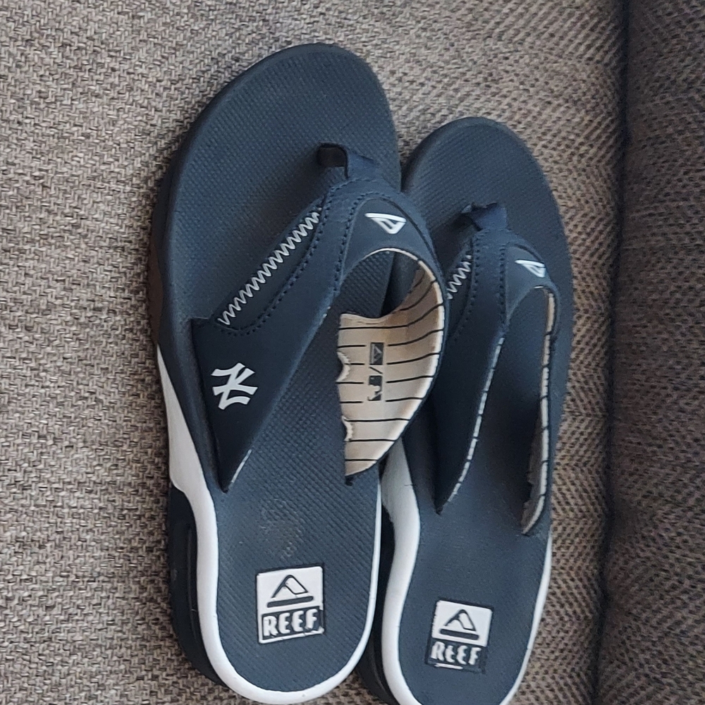 Reef Brand NY Yankees Womens Navy and White Sandal Flip-Flops